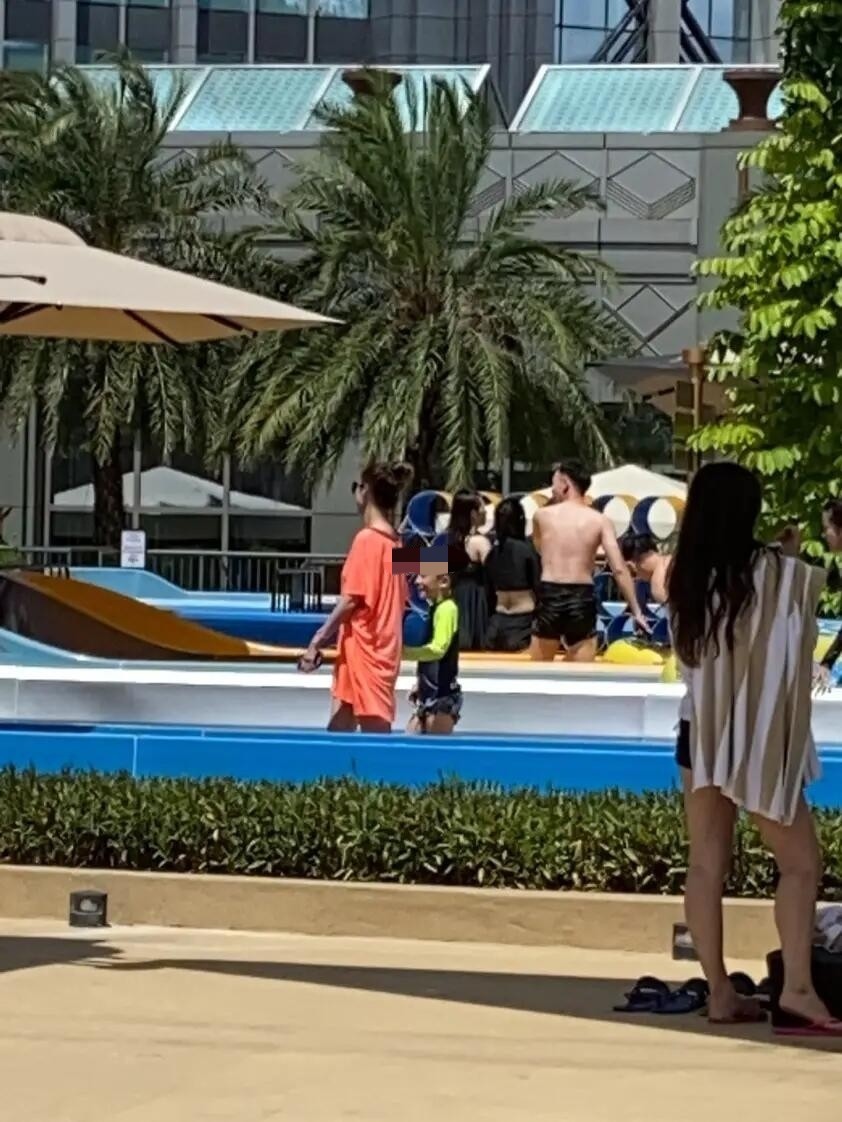 应采儿带儿子现身水上乐园，Jasper身材精瘦，侧脸神似陈小春