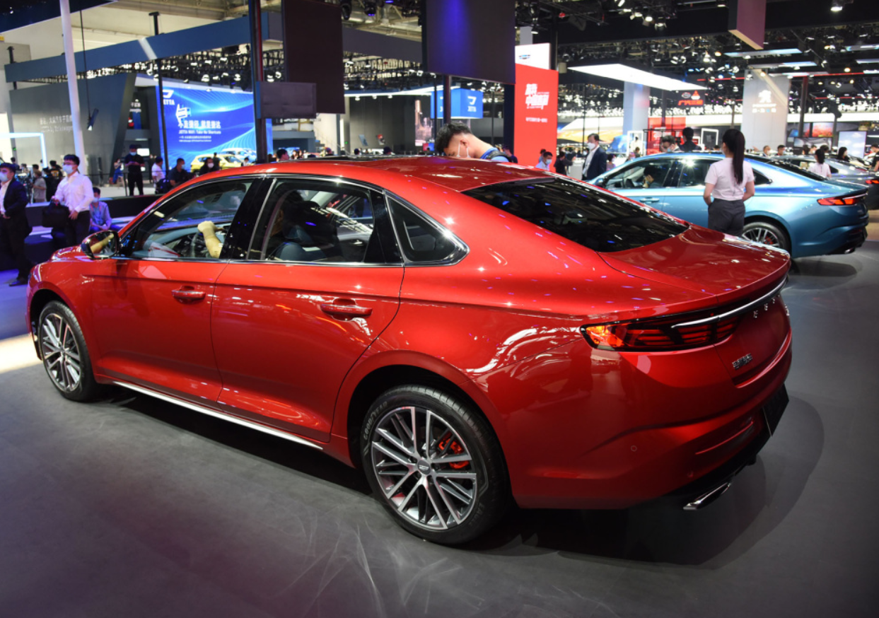 轴距2米8，车够大还漂亮，2.0T最大190马力，跑得快