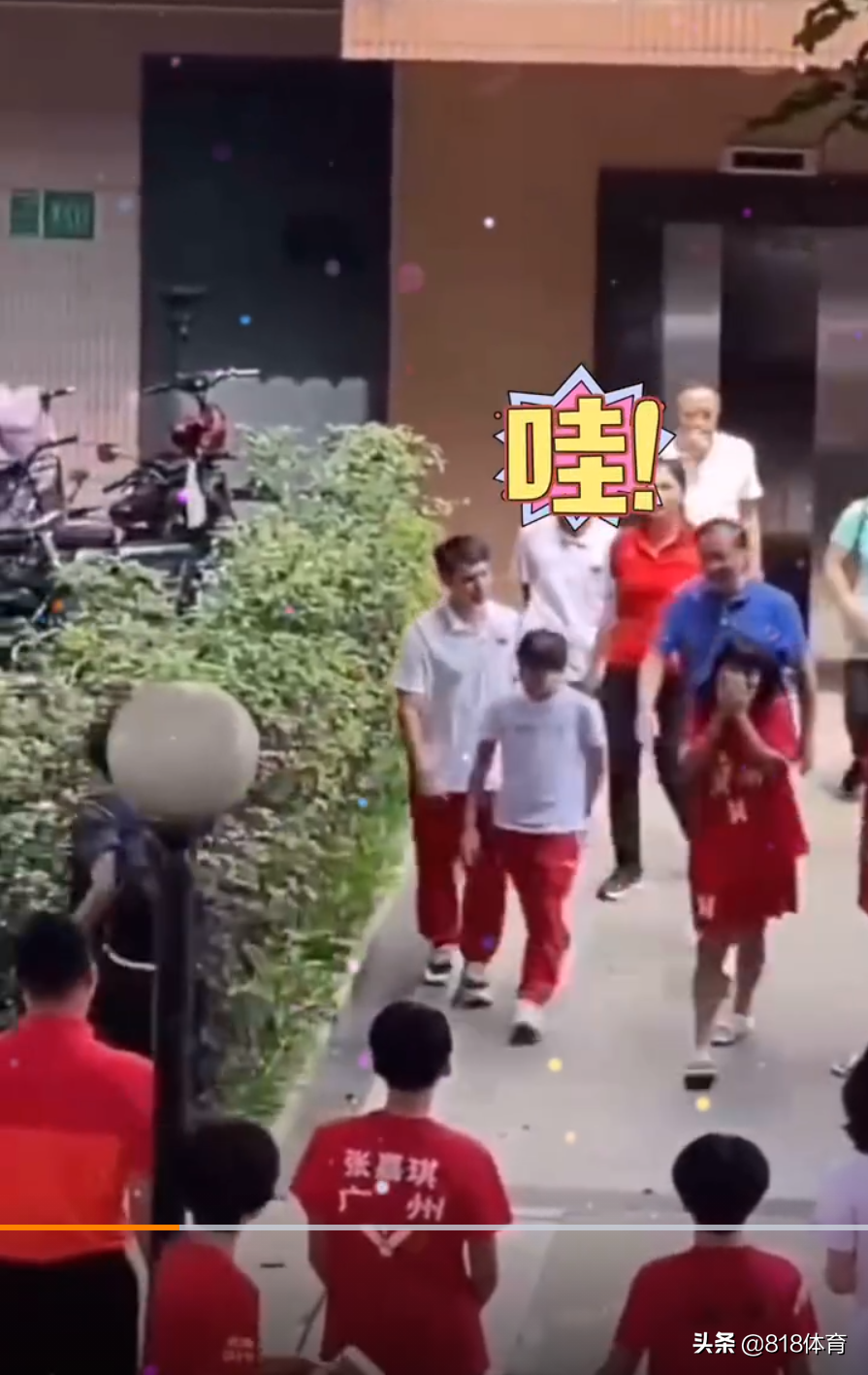 转角遇见偶像!全红婵回母校探亲,小迷妹突然看到红姐尖叫捂脸:哇!