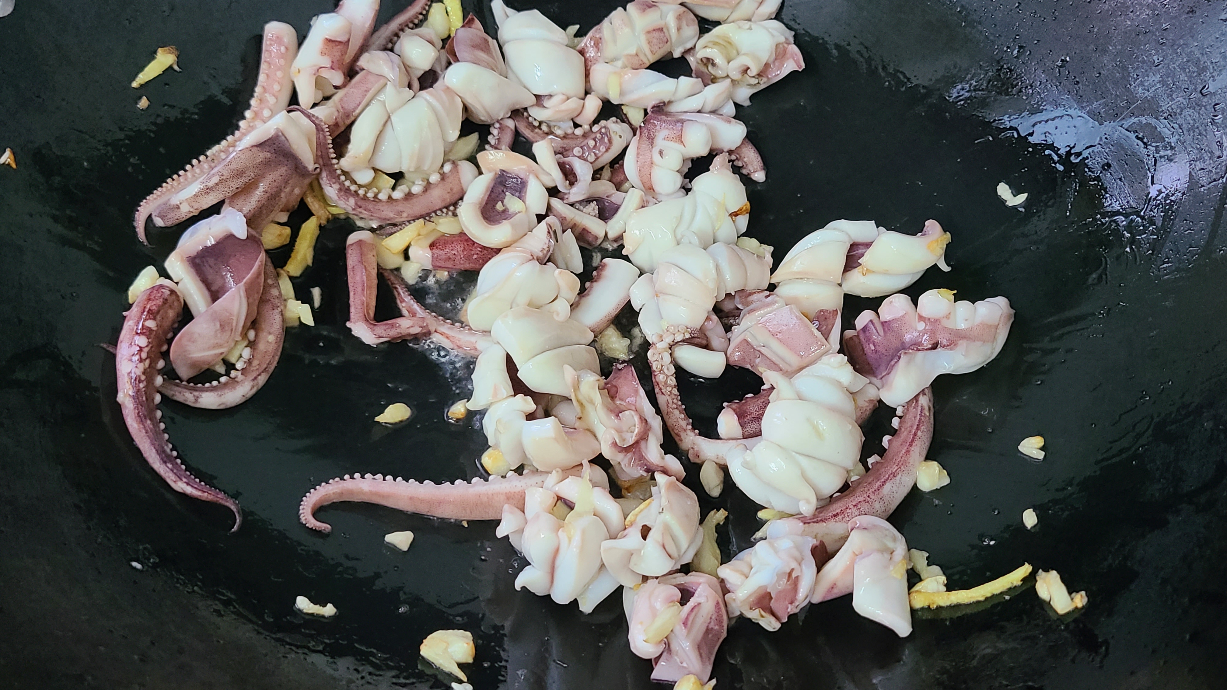 椒盐鱿鱼，是我家经常吃的一道美味家常菜，10分钟就能做好