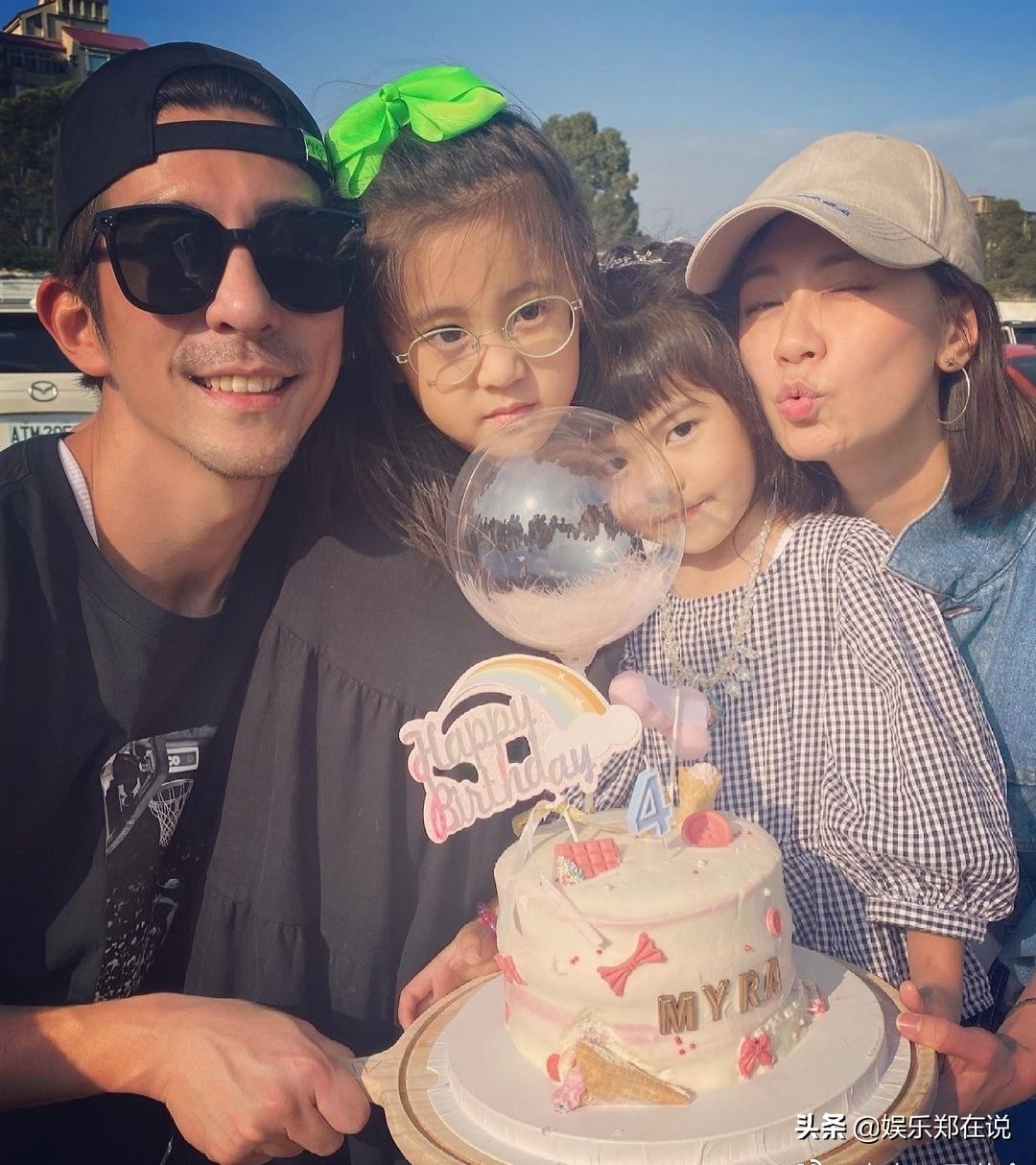 修傑楷曬女兒近照，咘咘眼神盡顯寵溺，Bo妞笑露牙齒喜感十足