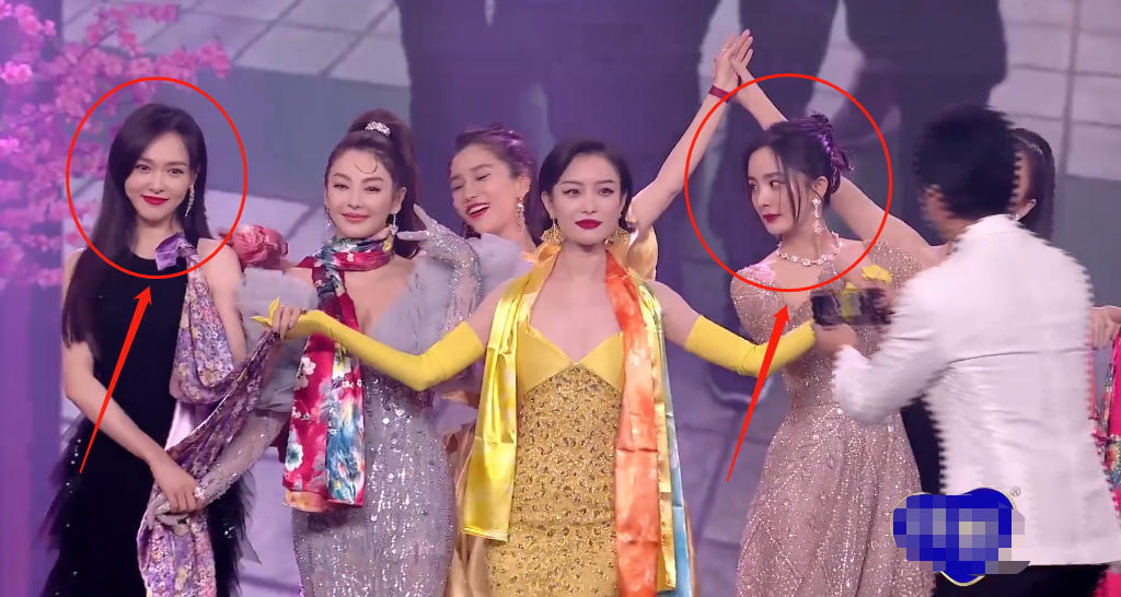六大女星拍土味合照，杨颖倪妮活泼抢C位，唐嫣杨幂却避嫌明显