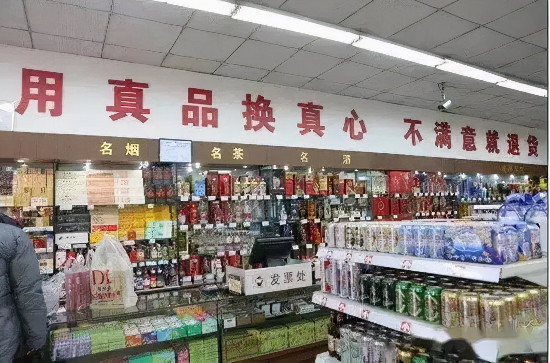 “商业鬼才”于东来：小学毕业农村娃，却从欠债30万到年入50亿？