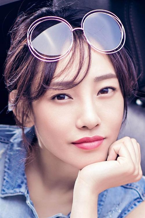 白百何再爆新恋情！深夜被神秘男子搂腰举止亲