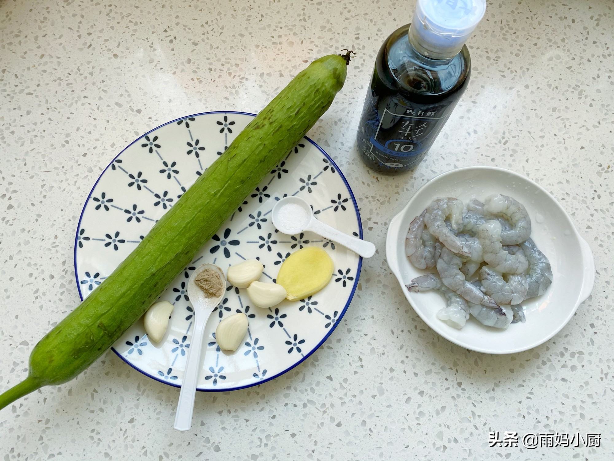 絲瓜和蝦仁一起蒸，味道鮮美又順滑，簡單易做上桌湯汁都不剩