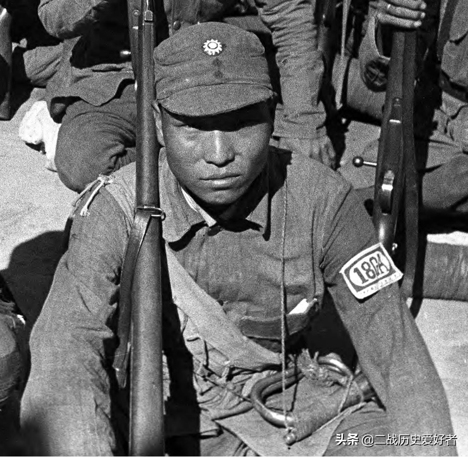 这才是八路军军人该有的模样！目光凌厉，杀气