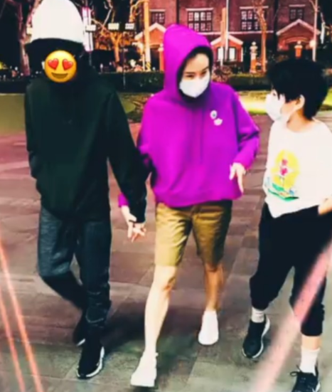 張柏芝帶著兒子們聚餐，大兒子緊握柏芝的手，二兒子與她溫馨互動