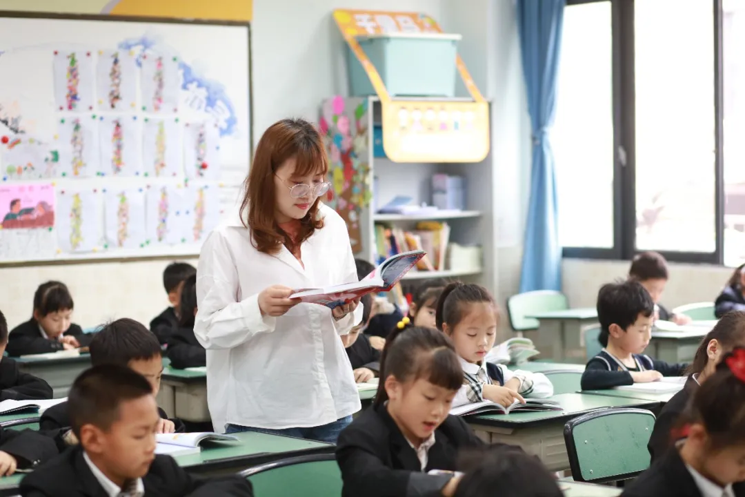 成都市双流区棠湖小学书香班级丨书香飘荡添智慧 墨香永存润心灵