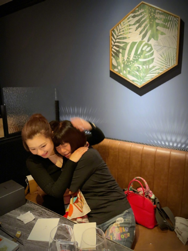 任家萱晒照为妈妈庆生，70岁任妈显年轻，一家四口相拥超有爱