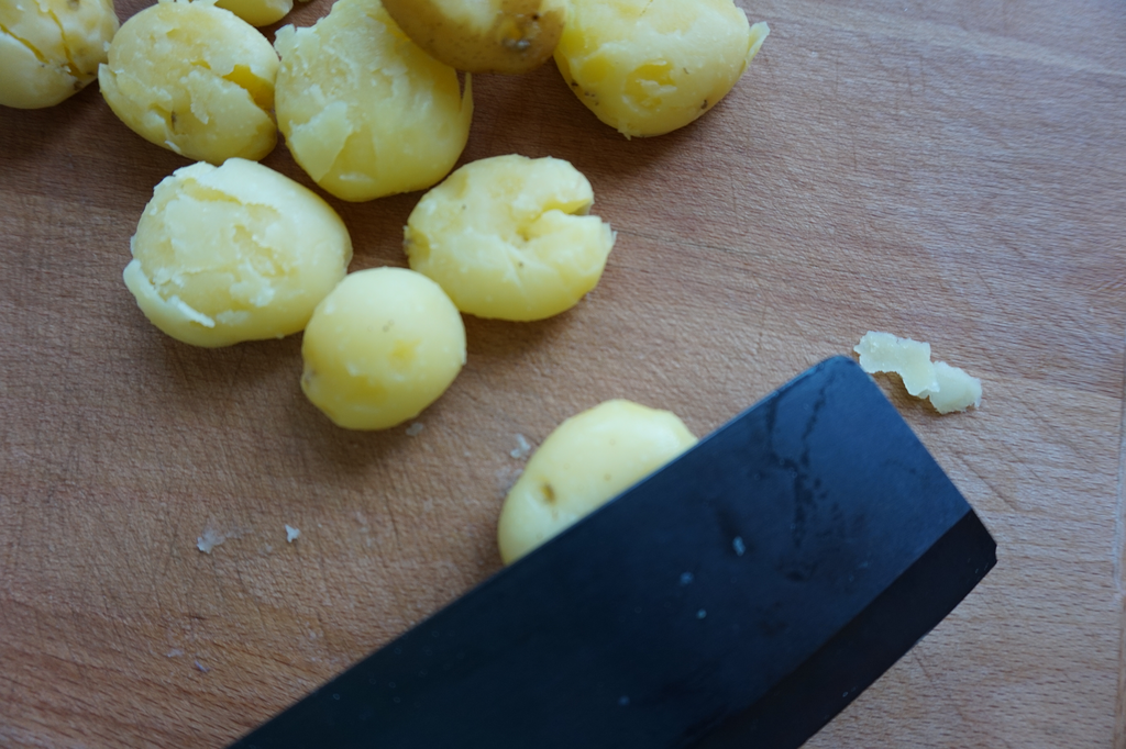 家常蒜香小土豆，香味浓郁，焦黄脆嫩，能当主食又能当菜