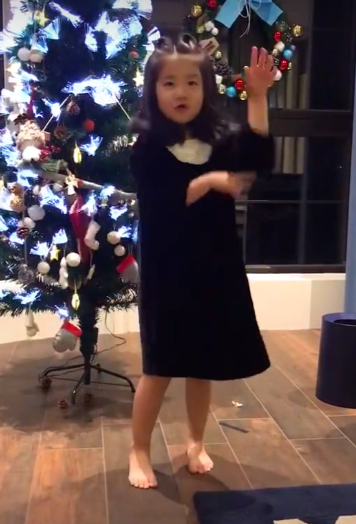 張亮二胎女兒長大了！ 5歲盡顯超模範，和天天合體拍雜誌氣場十足