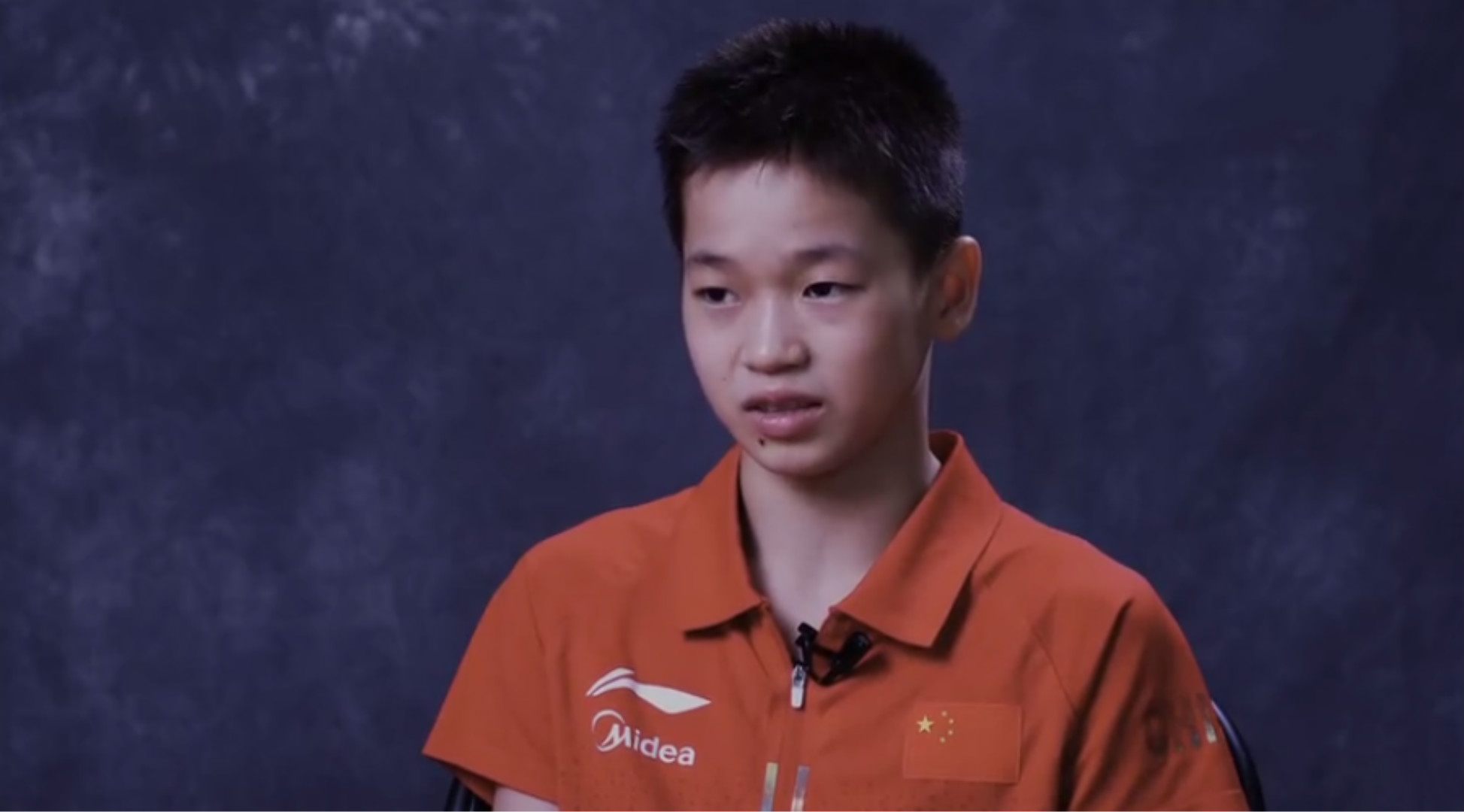 全红婵解封后拍搞笑视频，粉色帽子+工装裤抢镜，网友：谢哥飘了