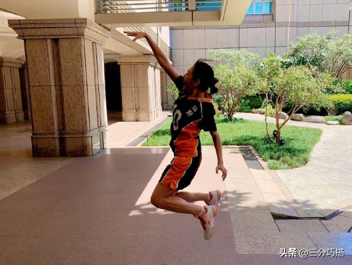 小S带三个女儿齐上阵，一张厌世脸，一张超模脸，看着像四姐妹