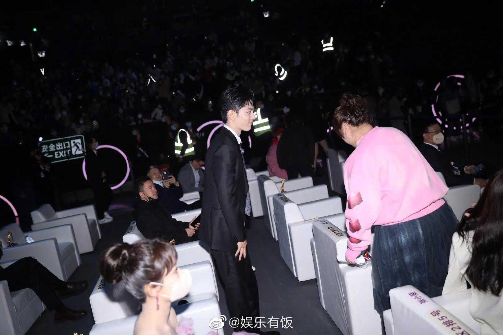 贾玲肖战大拥抱 归国三子坐一起 微博之夜座位排的很有戏 娱乐 蛋蛋赞