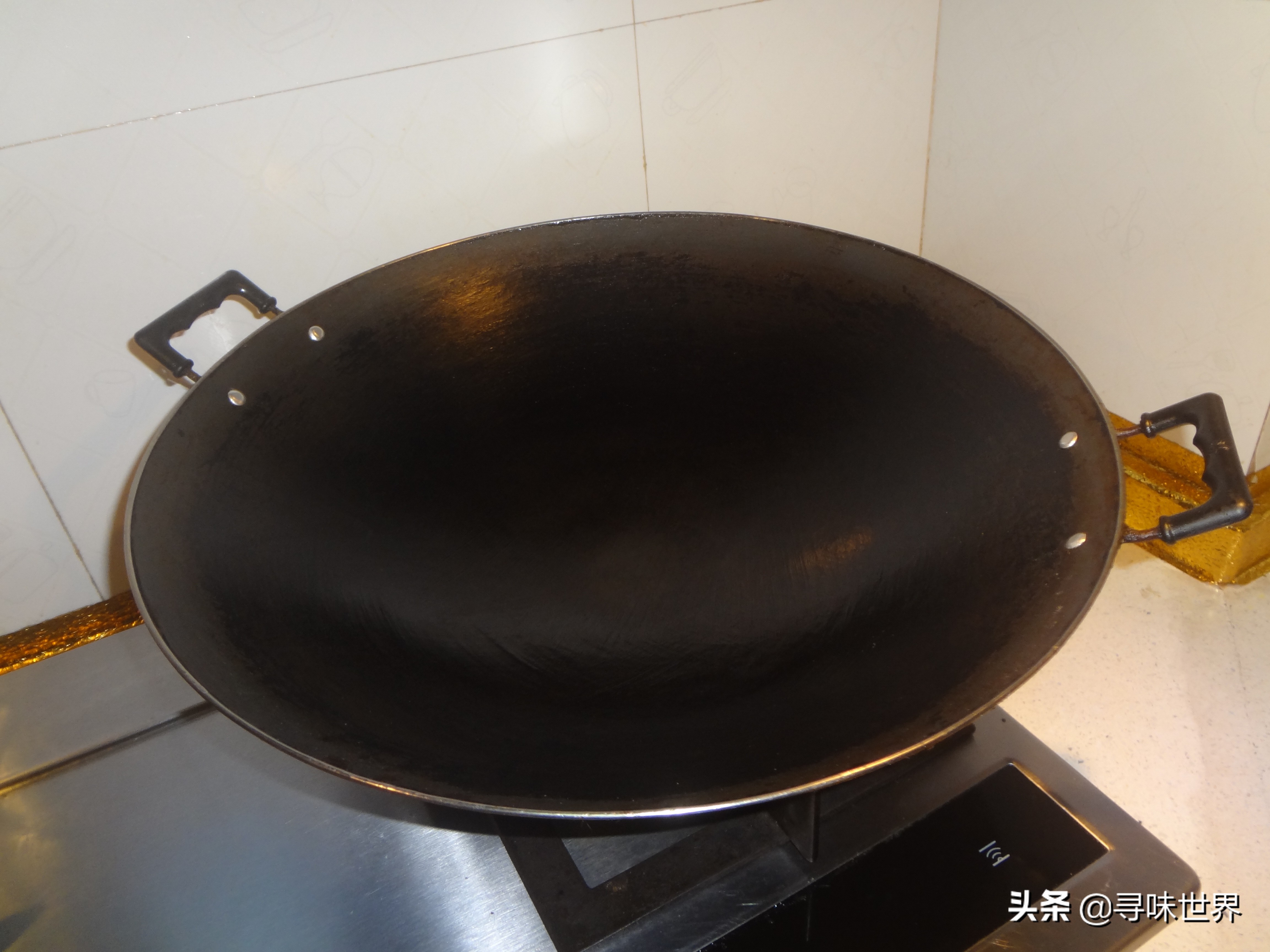 防止食物粘鍋，記住不要先放油和撒鹽，教你小技巧，鐵鍋煎魚不粘