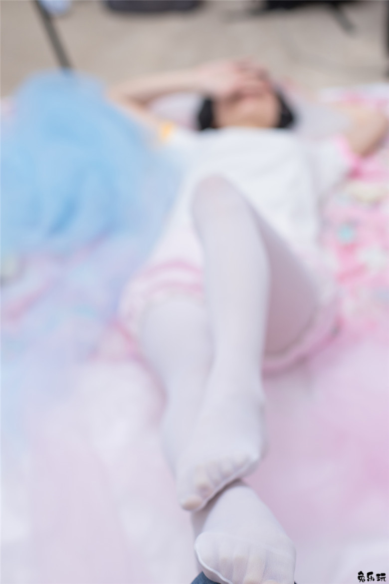 卧室里的白丝少女