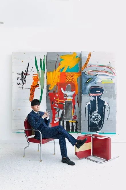 周杰伦晒女儿画画照片，临摹的作品居然暗藏玄机？