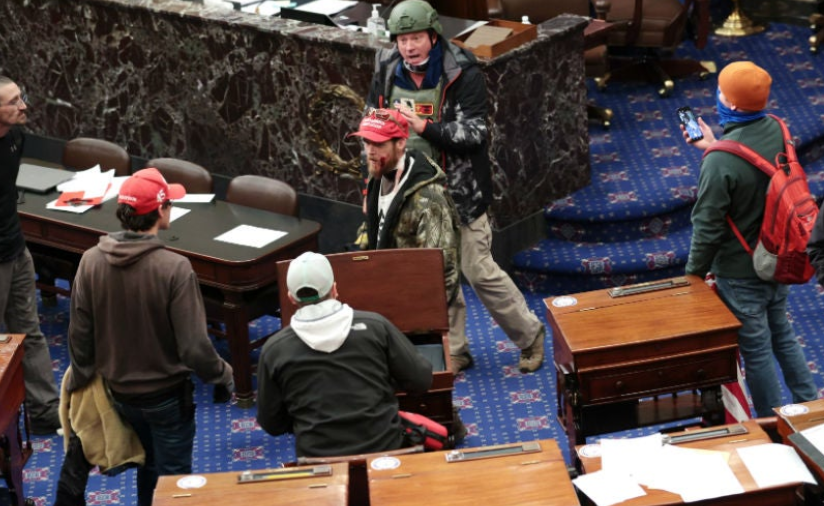 佩洛西叨叨的美麗風景線，終於在自己的辦公室上演