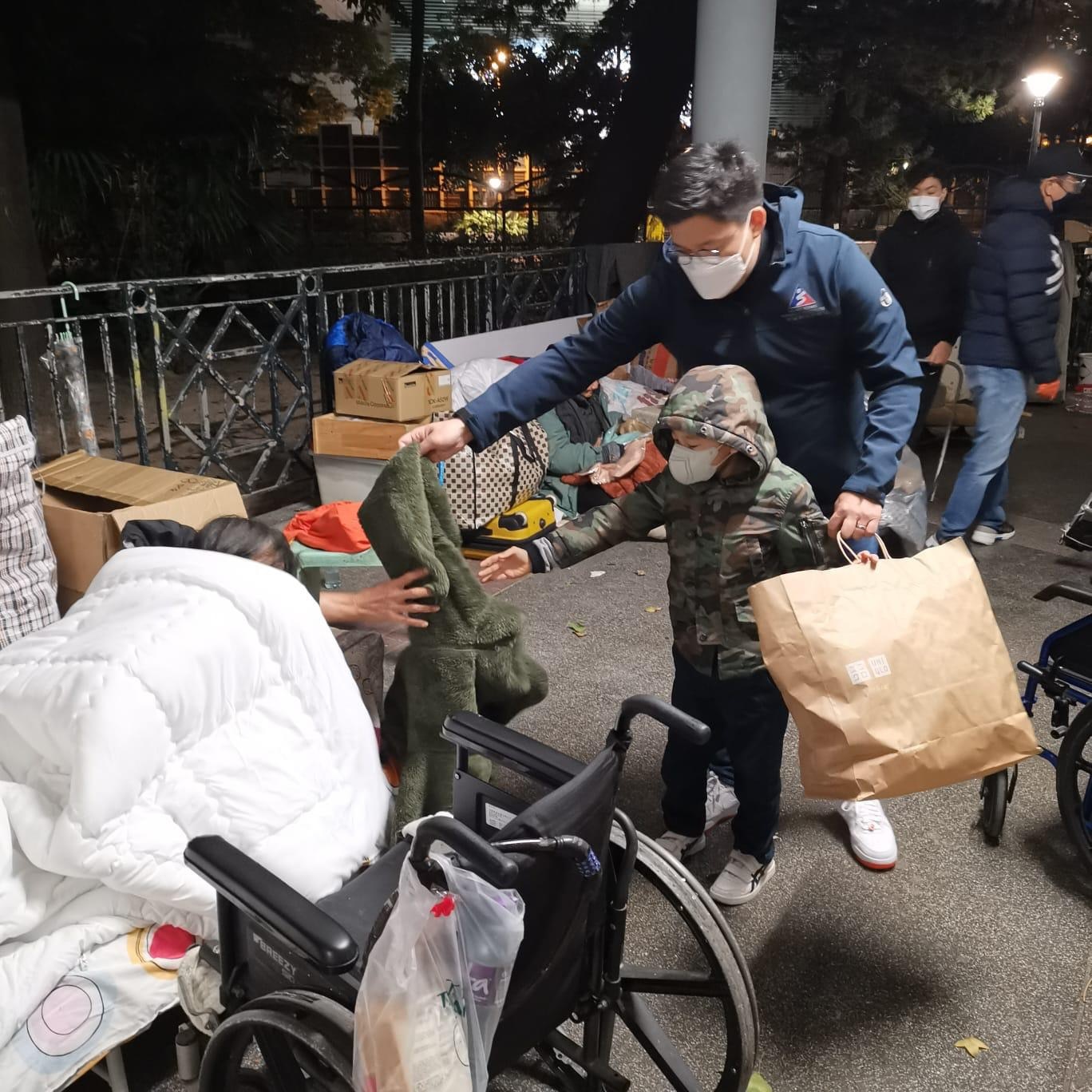 霍啟剛攜三個子女做蛋糕，為郭晶晶慶祝母親節，廚房擁擠超簡樸