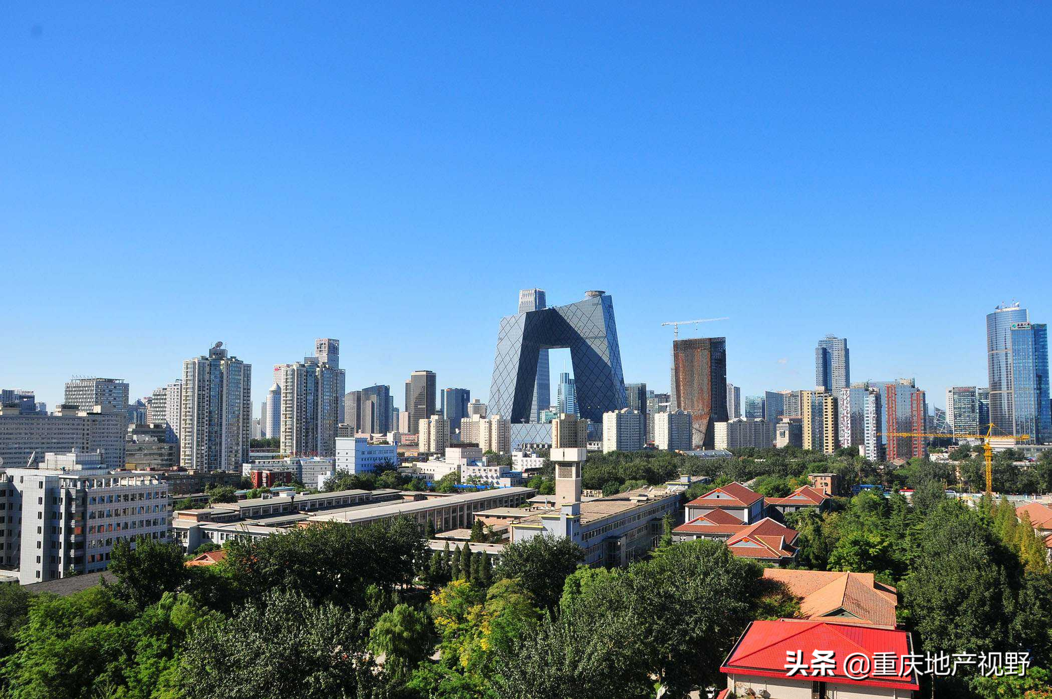 如果手里有50万，是继续存银行好？还是投资买房更好？为什么？