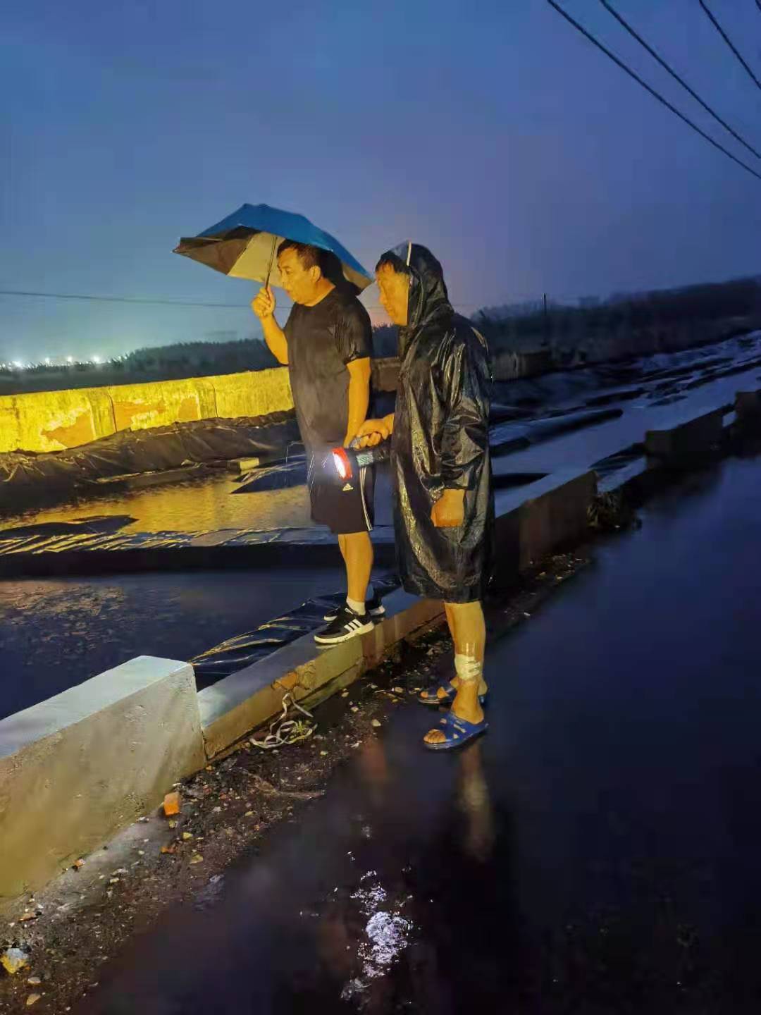 暴雨见证：有人替你负重前行
