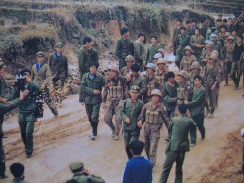 对越作战女神炮手，不用瞄准镜、炮盘炮架，用