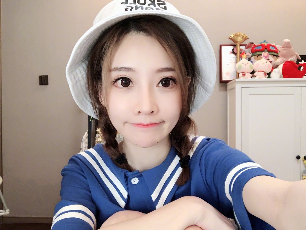 去B站的馮提莫徹底涼涼，曾經有多火，如今就有多落魄