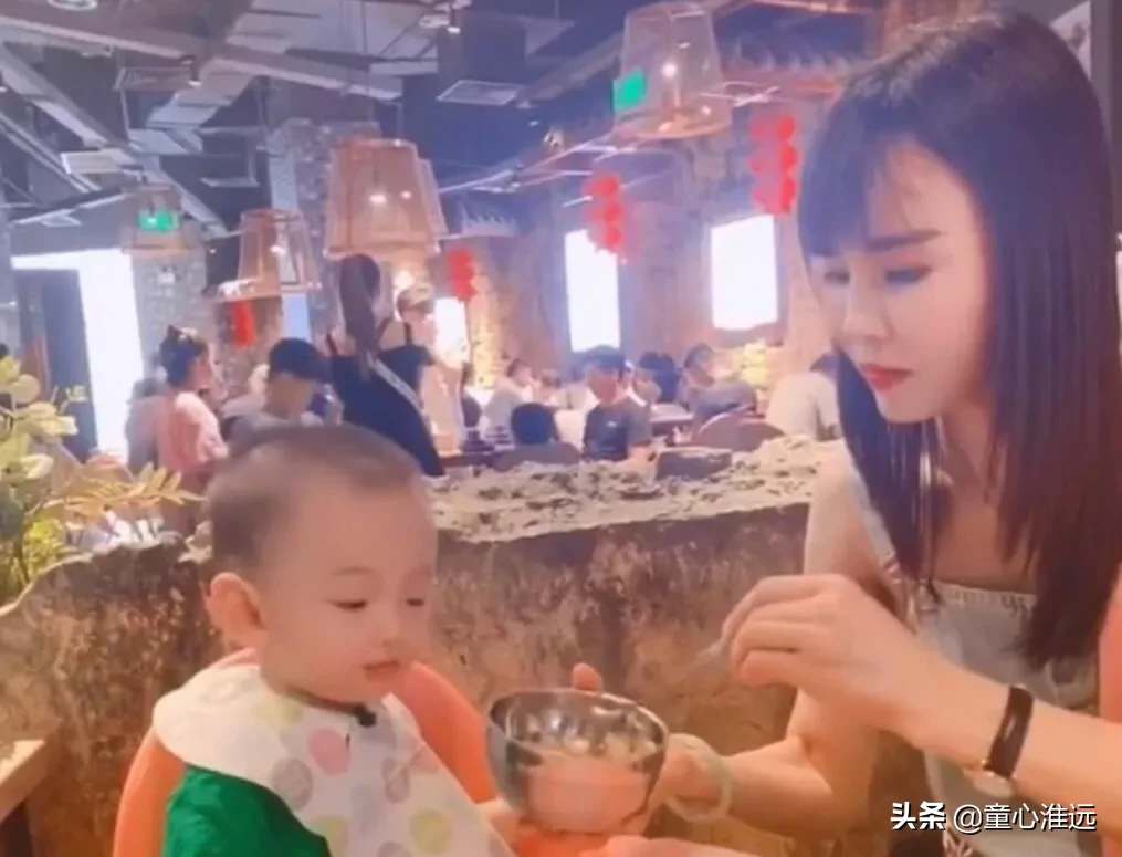 最年轻姥姥走红，抱自己的外孙逛街犹如母子，穿着清凉羡慕他姥爷