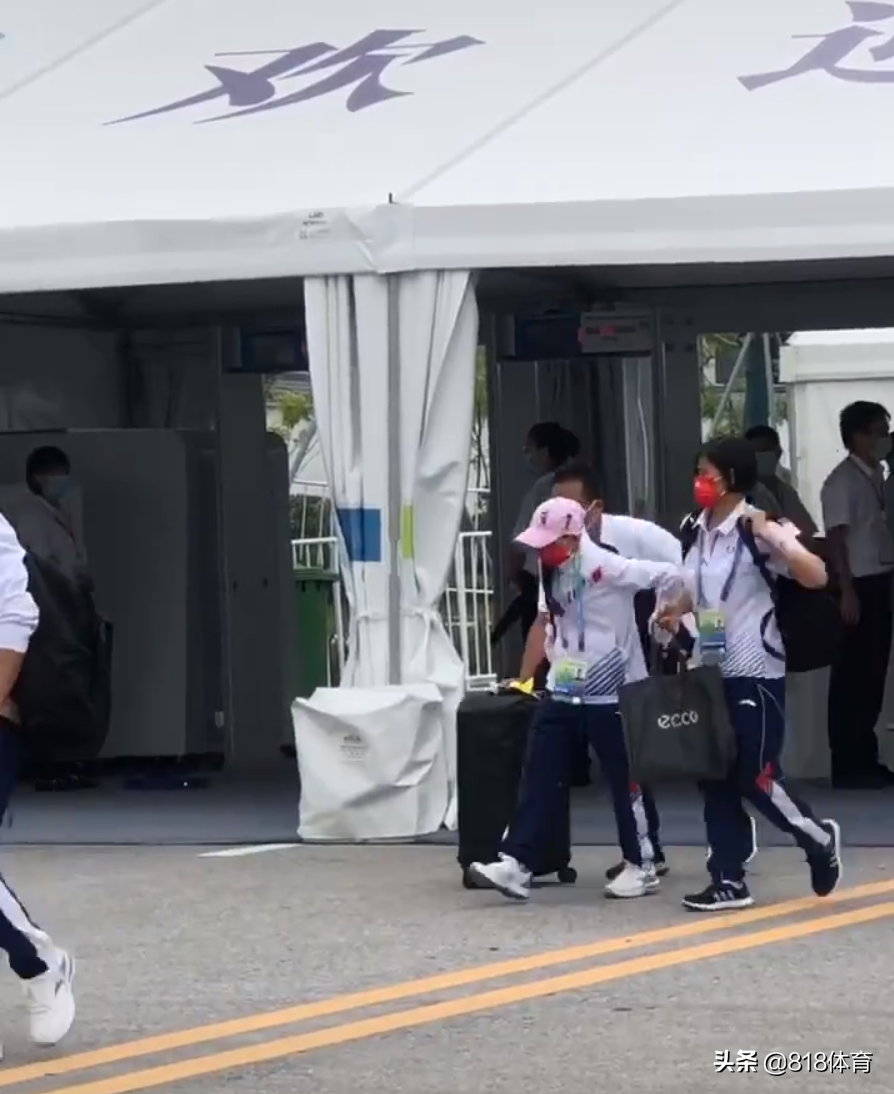 团宠!全红婵进全运村广东队领导牵手怕丢,老父亲何教练一步三回头