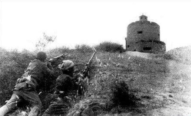 日本人藏在炮楼中，游击队久攻不下；一农民路过说：这还不简单