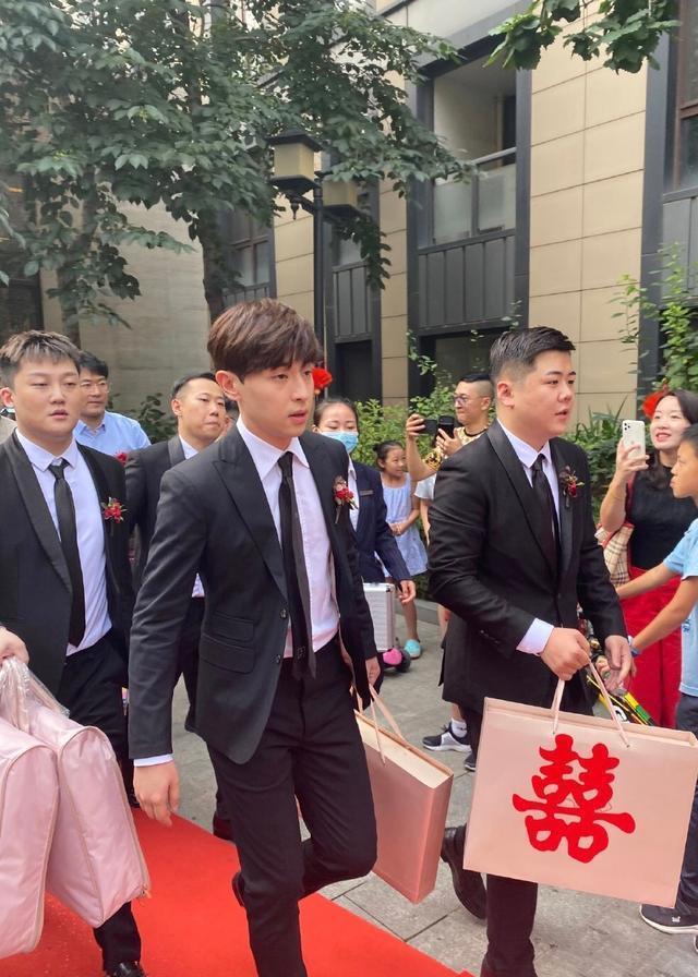 “职业伴郎”失业，国庆这么好的日子，邓伦居然没接到活儿