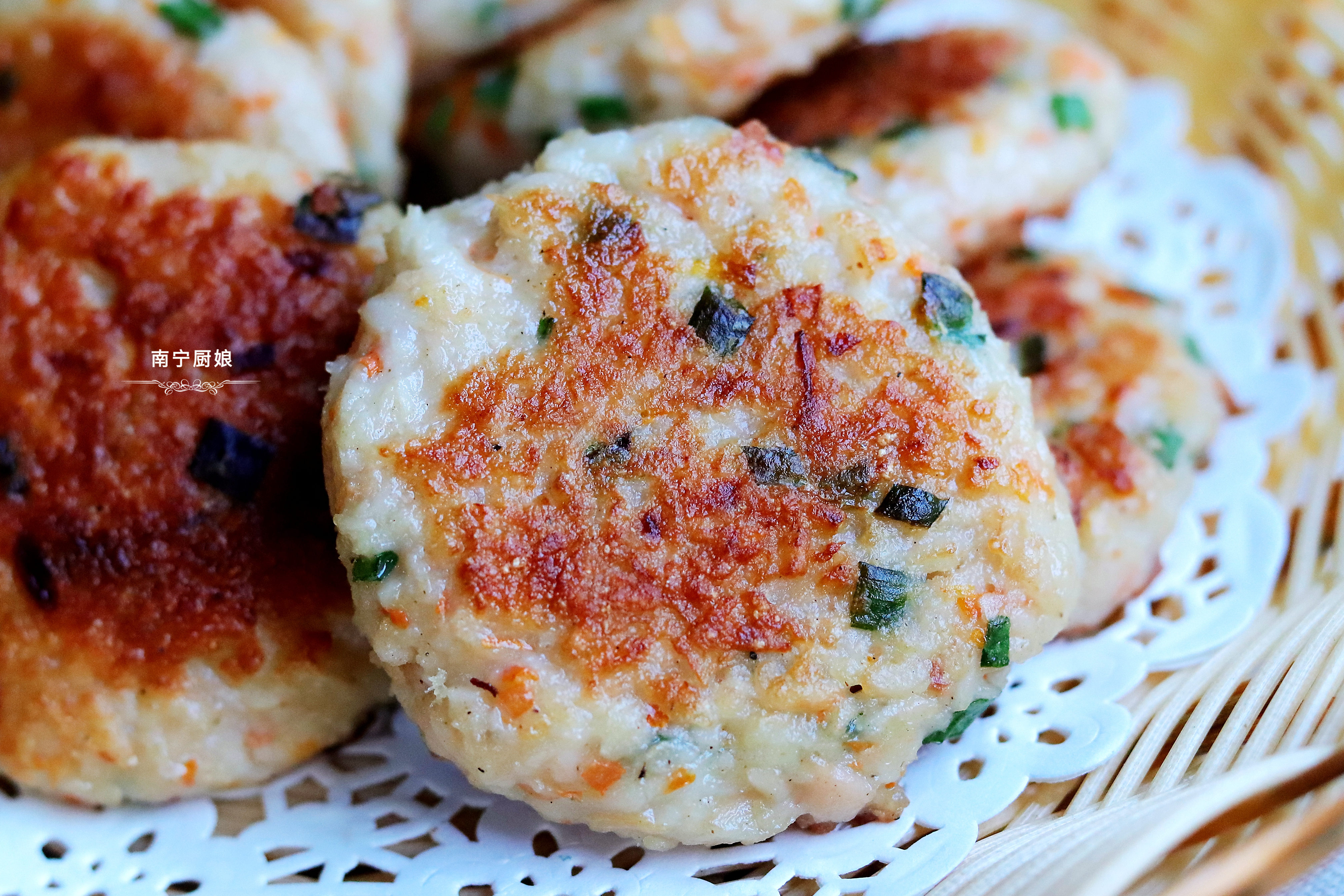 莲藕的最新吃法，不炖不炒，加入鸡蛋面粉拌一拌，出锅家人抢着吃