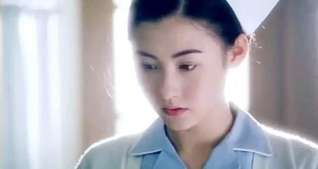 張柏芝帶兒子去遊樂園，大兒子捲髮帥氣，給小兒子扎辮子當女兒養