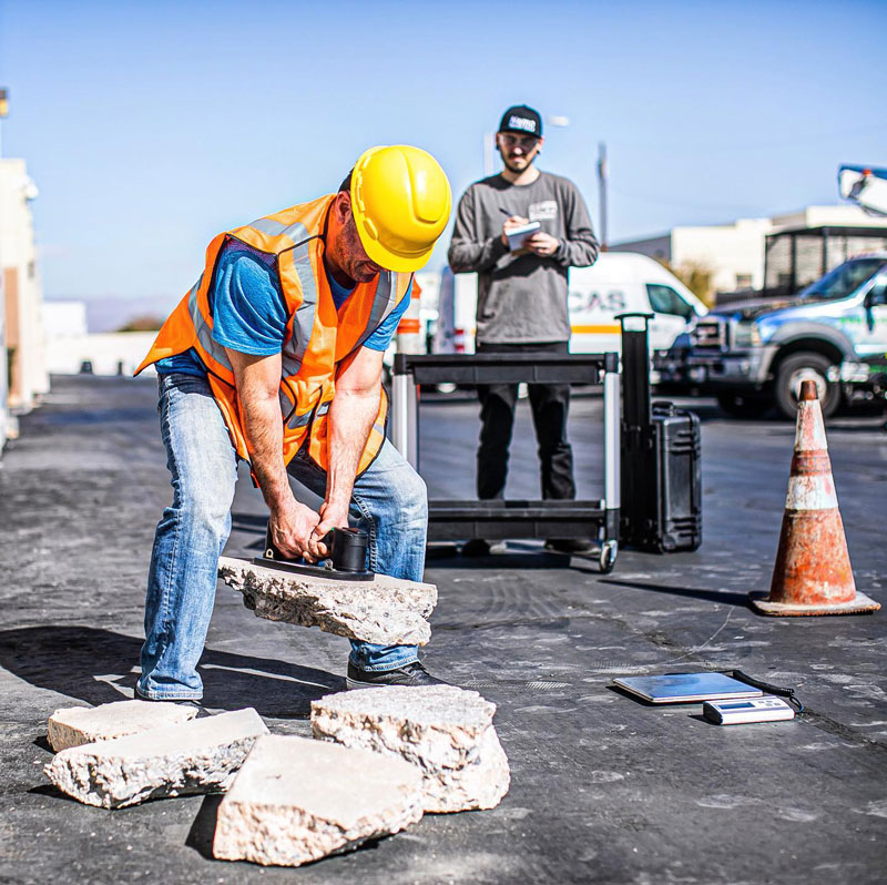 How does the vacuum chuck work? iNEWS