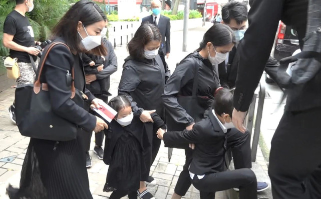 霍启刚抱女儿坐地铁感受生活，三岁霍中妍越长越美太像奶奶朱玲玲