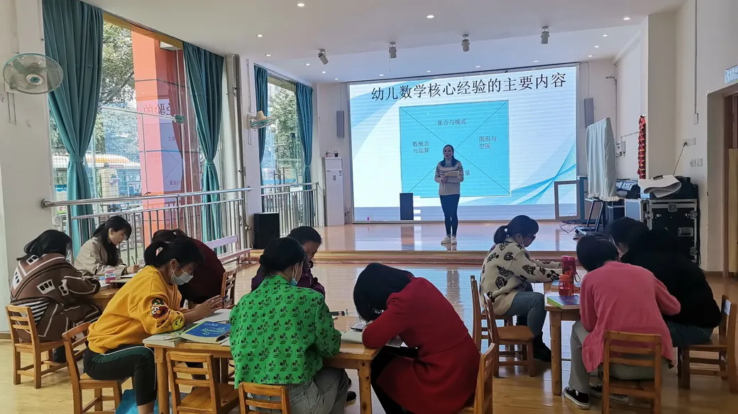 四川天府新区华阳幼儿园西数学组教研活动