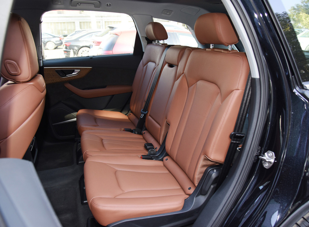 Audi Q7 midrow upgraded aviation seats are correct for both domestic