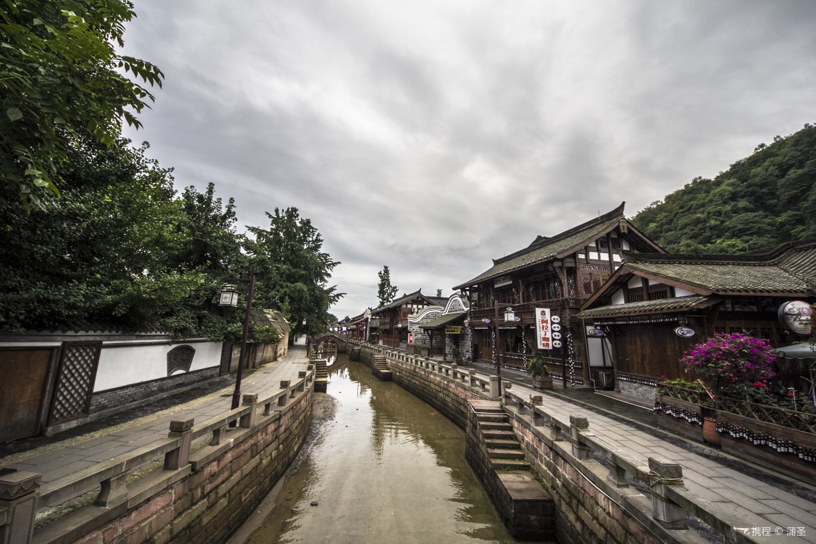 There is a thousand-year-old town in western Sichuan, famous for its landscape