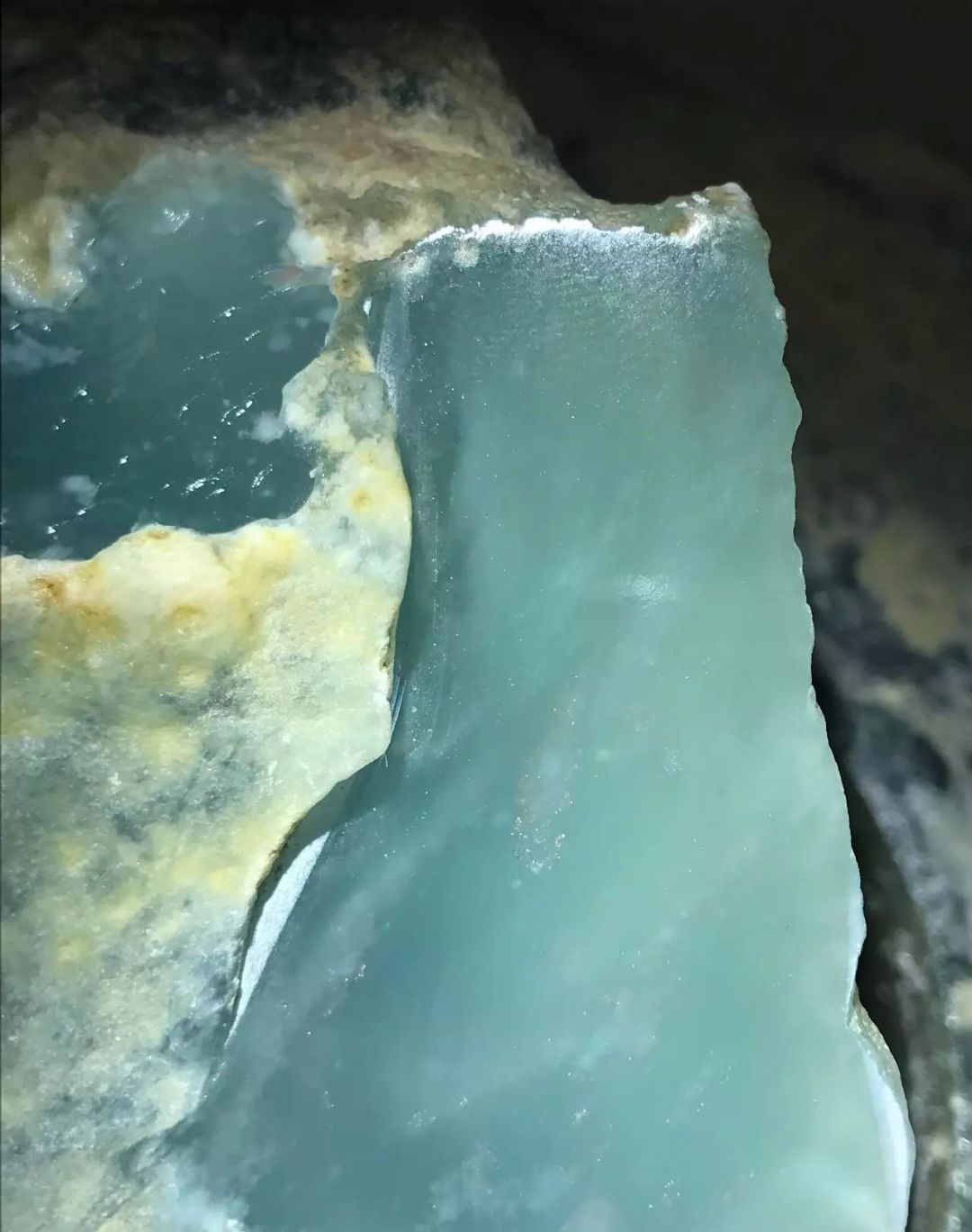 一块木那矿区黄沙皮翡翠原石开出了市场少有的洒金翡翠