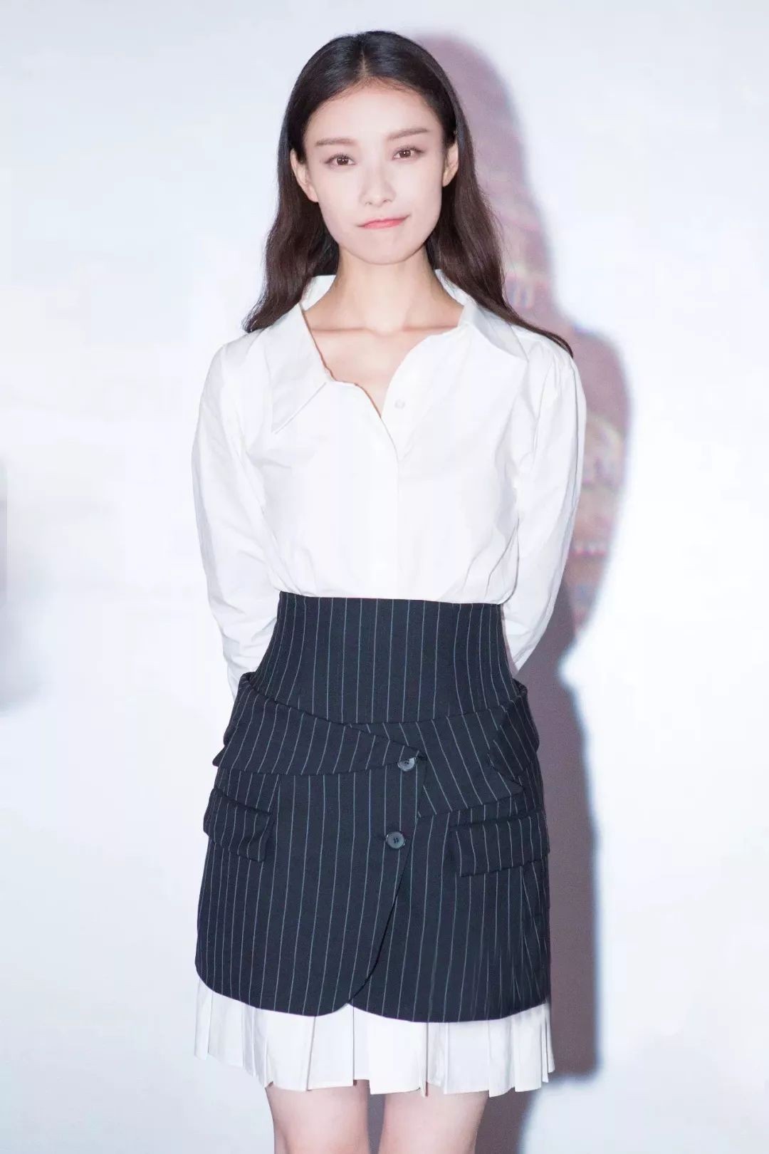 陈妍希成功躲开中年发胖，叠穿连衣裙腿真细，又是羡慕陈晓的1天