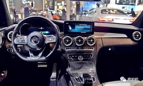 奔驰终于睡醒了！49万一路降到27万，宝马3系奥迪A4L气得想跳楼