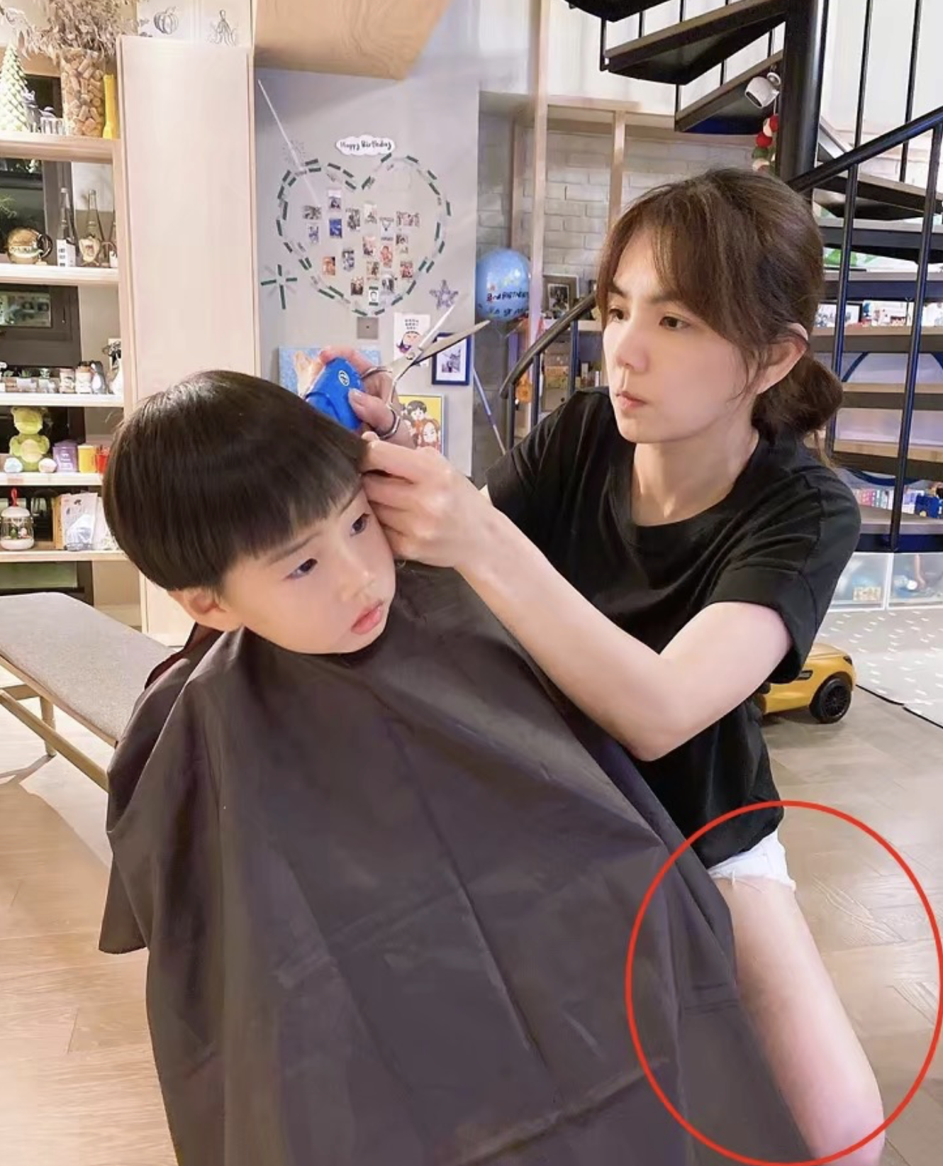 Ella迎来第四个母亲节，晒出为儿子理发照片，洋
