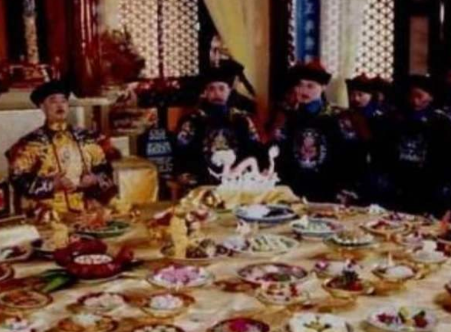 皇帝一顿一百多道菜式，吃饭只吃三勺，那么剩饭剩菜去哪了？