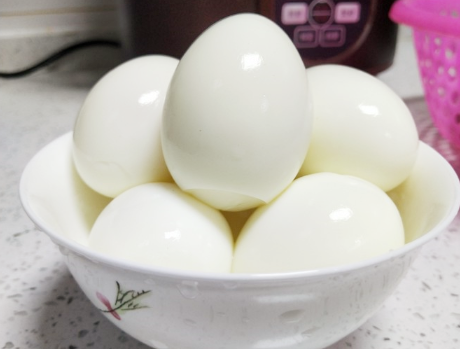 图片[5]-煮鸡蛋时别直接就下锅老师傅分享3个小技巧鸡蛋嫩滑易剥壳-起舞食谱网