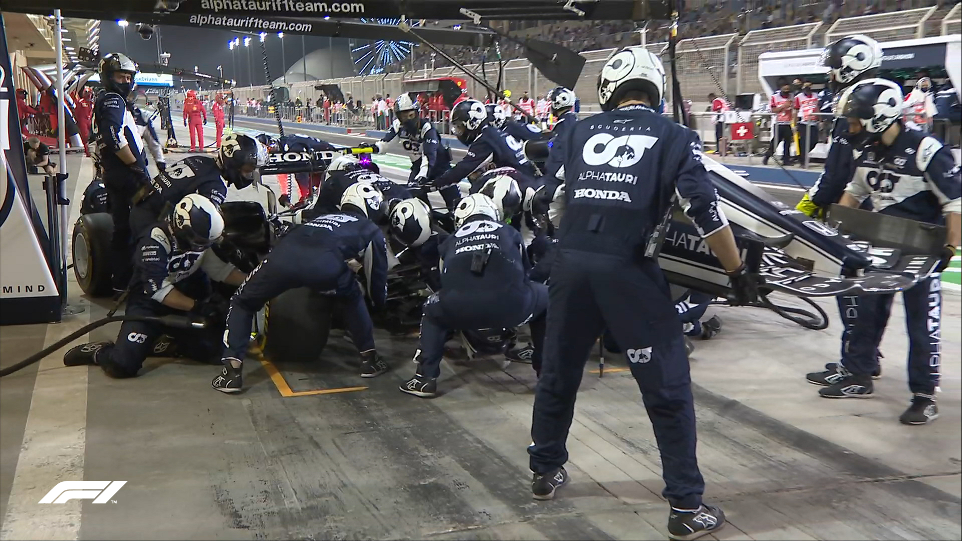 F1巴林站：汉密尔顿险胜维斯塔潘 奔驰F1终于寻到