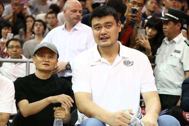 姚明一年的收入，折合成人民币是多少？