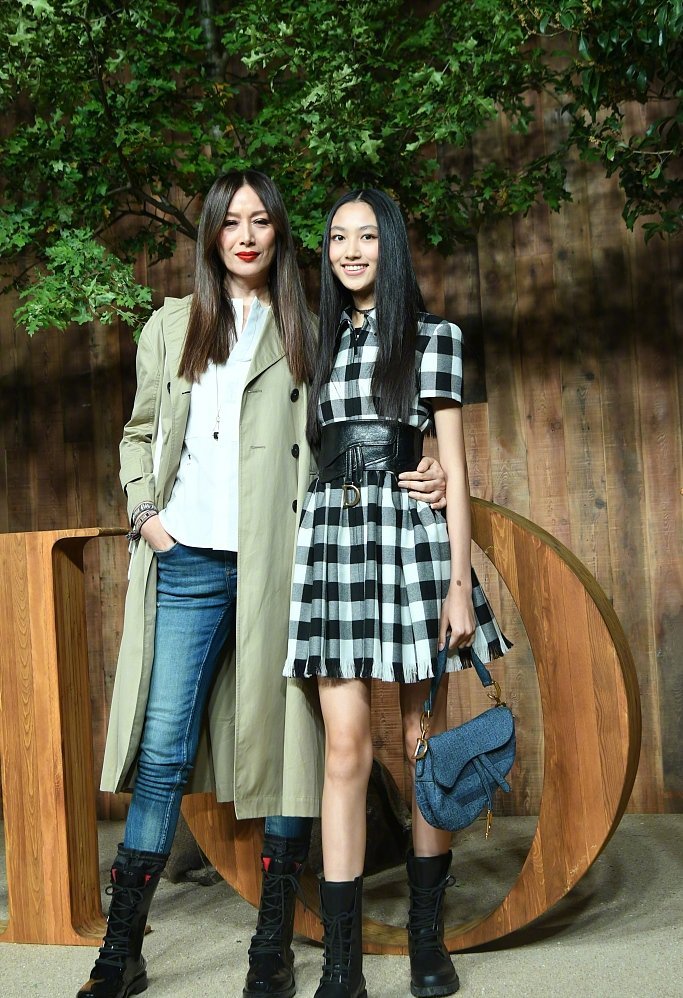 任达华女儿15岁已超180cm，穿格纹裙勒腰封，腰只有妈妈一半粗