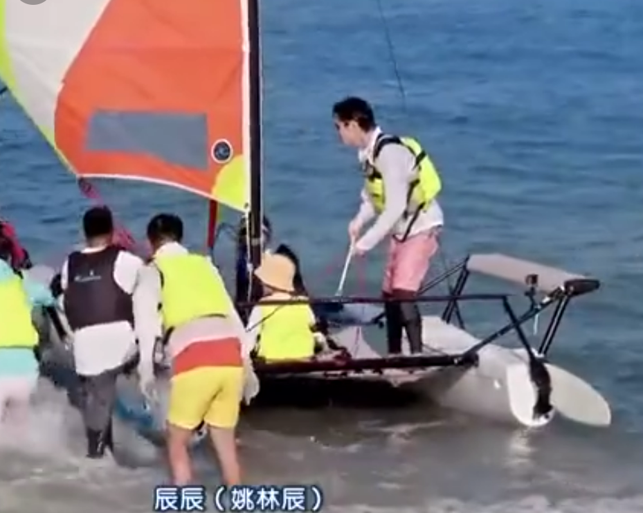 向佐录节目救落水儿童！小孩被拖入海里十分危险，女导演尖叫求助