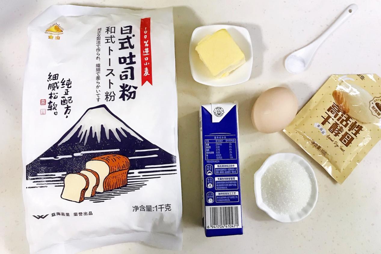 自制奶香面包，做法不难，香甜松软，比买的还好吃