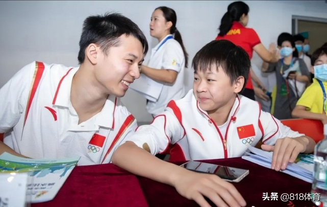 万人迷!全红婵回母校被男女足队员追星,询问何教练给大家一一签名